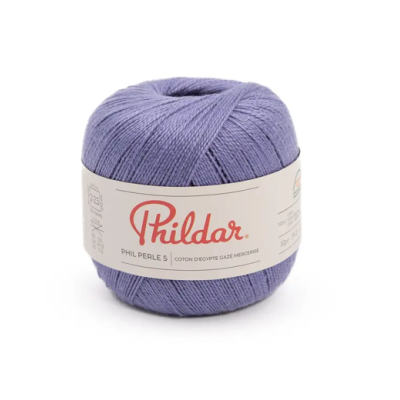 Novelo de fio lilás Phildar com rótulo branco
