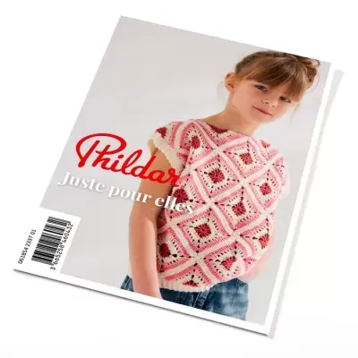 Capa de catálogo com criança a usar camisola de malha rosa, creme e vermelho com texto Phildar Juste pour elles