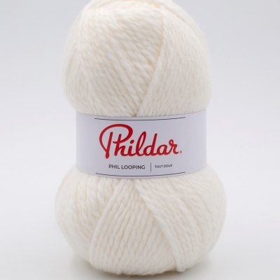Novelo de lã branca da marca Phildar com etiqueta.