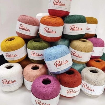 novelos de lã Phildar em várias cores empilhados