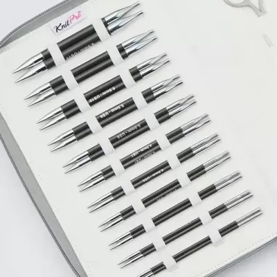 Conjunto de pontas intercambiáveis para agulhas de tricô KnitPro numa pasta branca.