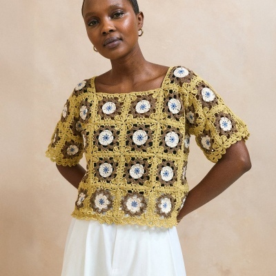 Camisola de crochet com flores em amarelo, branco, castanho e azul