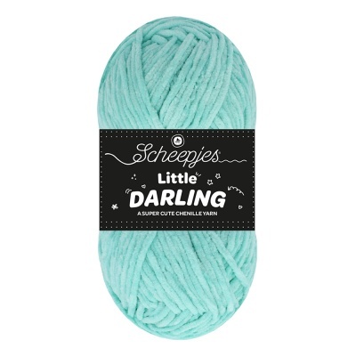 Novelo de lã chenille azul claro com etiqueta preta escrita Little DARLING