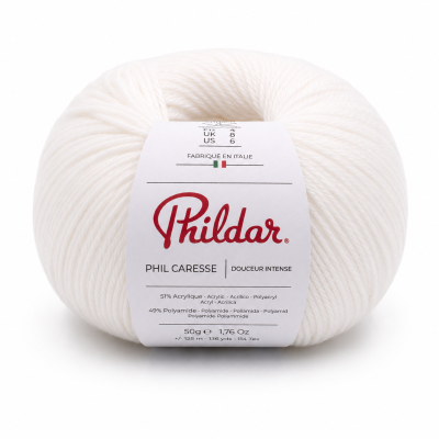 Novelo de fio branco Phildar com etiqueta de composição e origem