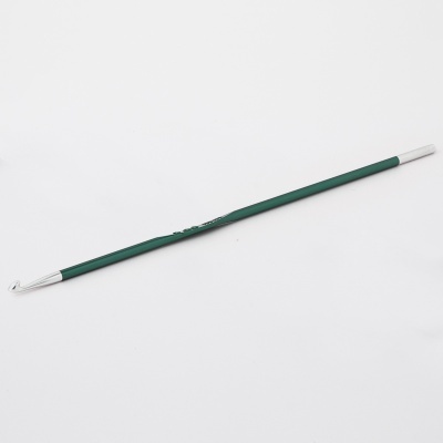 Espátula verde com pegadores brancos sobre fundo branco