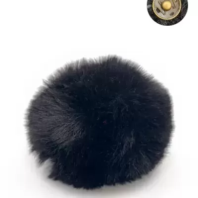 Ponpom preto felpudo com botão dourado para fixar
