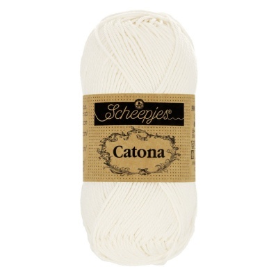 Novelo de fio branco Scheepjes Catona com rótulo castanho