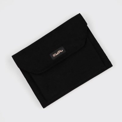 Carteira preta tipo envelope de tecido com etiqueta KultPro sobre fundo cinza claro