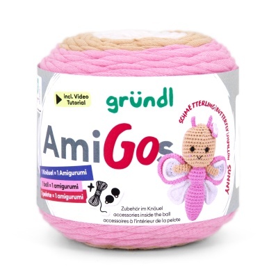 Novelo de lã multicolorido para amigurumi com rótulo colorido e boneco de crochê borboleta