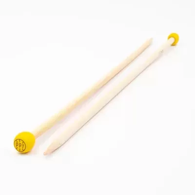 Dois pauzinhos de madeira clara com pontas amarelas e inscrição PPY