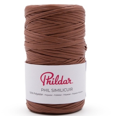 Rolo de fio sintético castanho com etiqueta branca da marca Phildar.