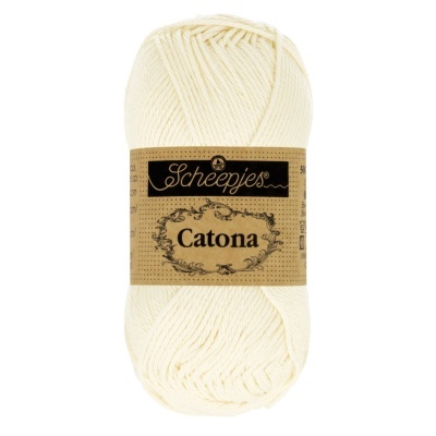 Novelo de fio branco Scheepjes Catona com rótulo castanho