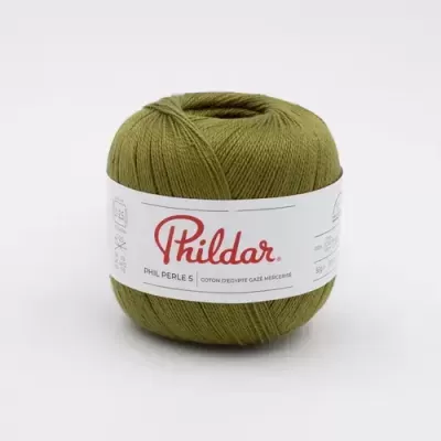 Novelo de fio verde-oliva com etiqueta branca da marca Phildar.