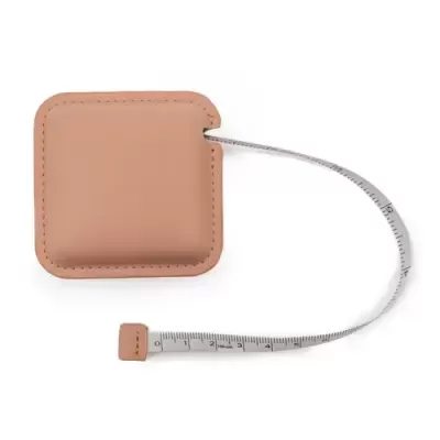 Fita métrica beige com estojo quadrado e fita branca com marcações centimétricas