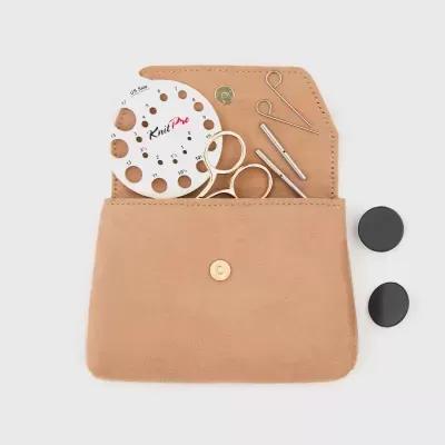 Bolsa castanha de camurça com ferramentas de tricô e dois botões pretos