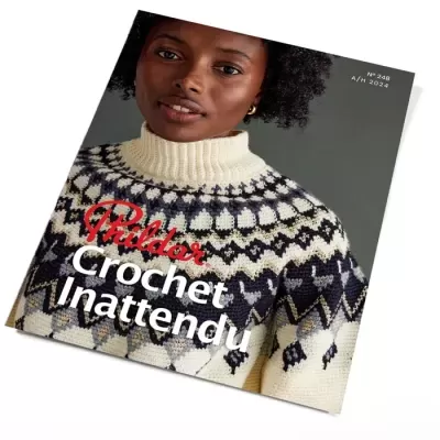 Capa de revista com modelo a usar pulôver de crochet em padrão geométrico