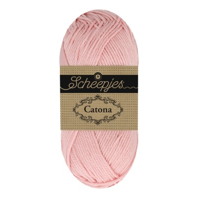 Novelo de fio cor-de-rosa claro com etiqueta Scheepjes Catona