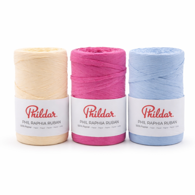 Três rolos coloridos de fita de ráfia de papel Phildar com etiquetas brancas