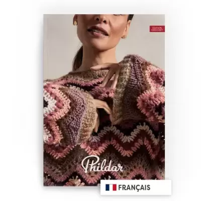 Revista crochet Phildar com mulher de camisola colorida em padrão zig-zag