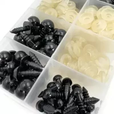 Parafusos de plástico pretos e anéis de borracha transparentes em caixa branca com compartimentos