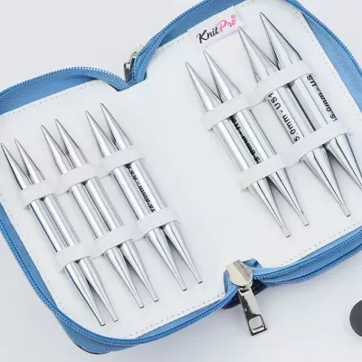 Conjunto de agulhas de malha metálicas em estojo azul com fecho e texto KnitPro e 5.00mm USA