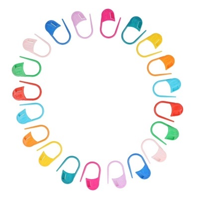 Marcadores de malha coloridos para tricô dispostos em círculo