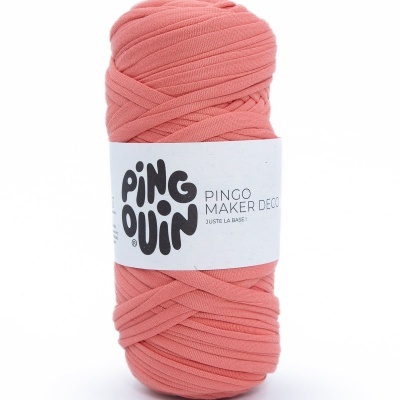 Rolo de fio de tecido cor coral com etiqueta branca e texto preto