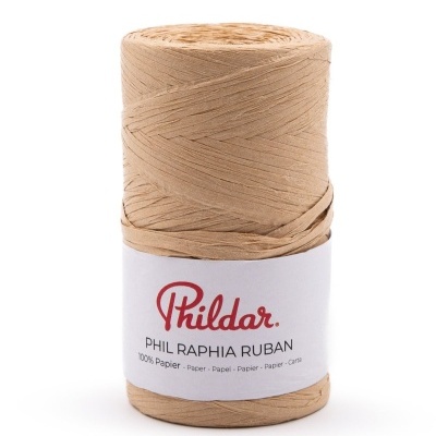 Rolo de fita de ráfia bege natural com etiqueta branca da marca Phildar.
