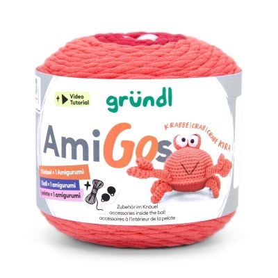 Novelo de lã grossa coral com etiqueta mostrando caranguejo de crochê e texto ami Gos