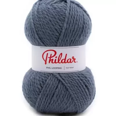 Novelo de lã grossa cinzento azul com rótulo branco Phildar.