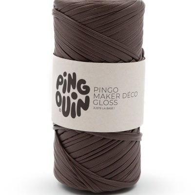 Rolo de cordão castanho escuro com etiqueta branca e texto preto