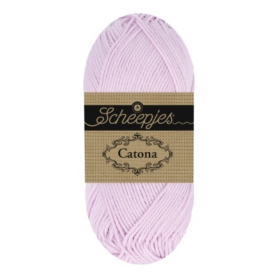 Novelo de fio rosa claro com rótulo Scheepjes Catona