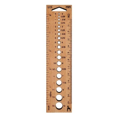 Régua de madeira com orifícios circulares e marcações métricas e imperiais.