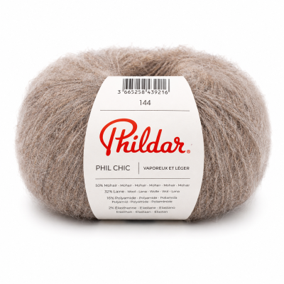 Novelo de fio bege claro com rótulo branco e vermelho da marca Phildar