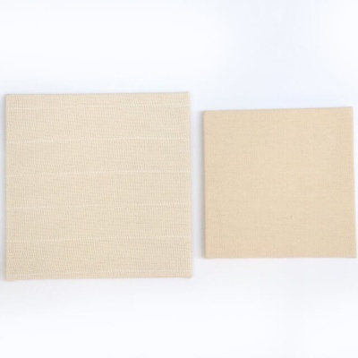 Duas telas quadradas de tecido cru esticado sobre armações de madeira, uma maior e outra menor