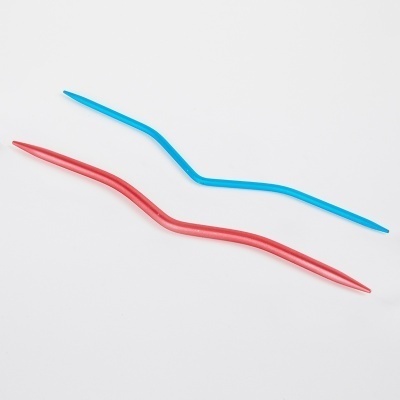 Dois ganchos plásticos coloridos, azul e vermelho, para tricotagem