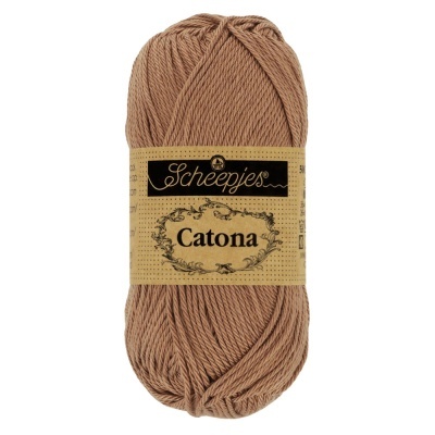 Novelo de lã castanha clara com rótulo amarelo da marca Scheepjes Catona