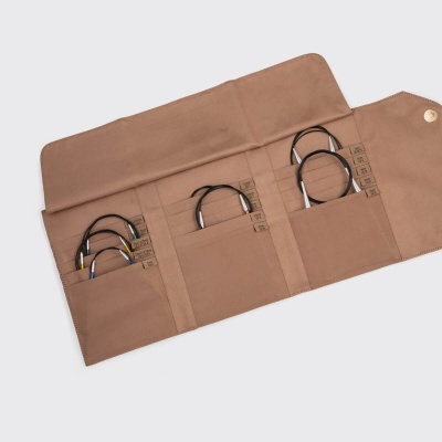 estojo castanho claro aberto com cabos eletrónicos organizados em três bolsos