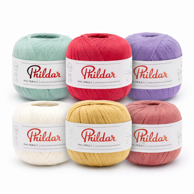 Seis novelos de fio Phildar em várias cores sobre fundo branco.