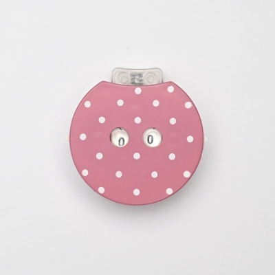 Medidor de fita métrica redondo cor-de-rosa com bolinhas brancas e botões metálicos