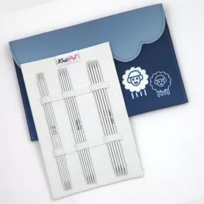 Conjunto de agulhas de tricô metálicas KnitPro num estojo branco e bolsa azul com ovelhas