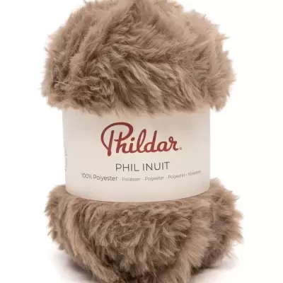 Novelo de fio pelúcia castanho claro PHIL INUIT da Phildar com etiqueta branca.