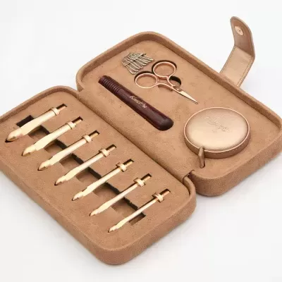 Conjunto de acessórios para tricô em estojo castanho