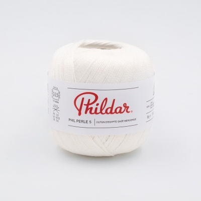 Novelo de linha algodão branco Phildar PHIL PERLE 5 em fundo branco