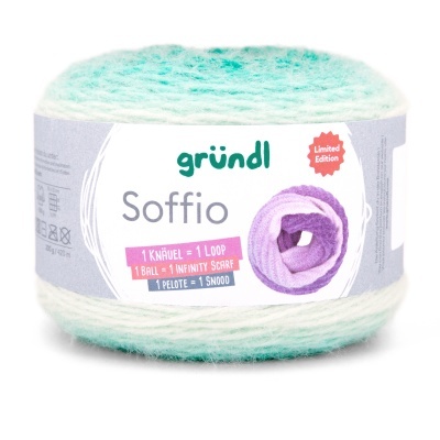 Novelo de fio azul claro e branco com etiqueta da marca gründl Soffio.