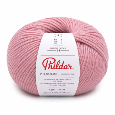 Novelo de fio rosa claro Phildar Phil Caresse com etiqueta e informações de composição e peso.