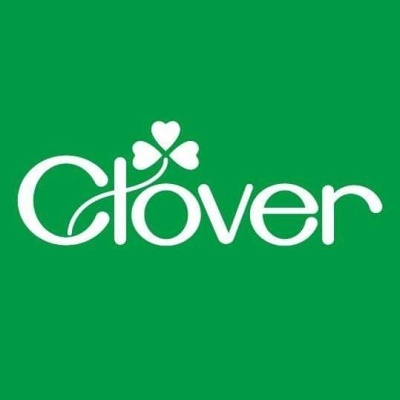 Logótipo Clover em texto branco com trevo de quatro folhas em fundo verde