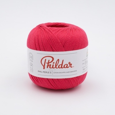 Novelo de lã vermelho Phildar PHIL PERLE 5 com etiqueta branca em fundo branco