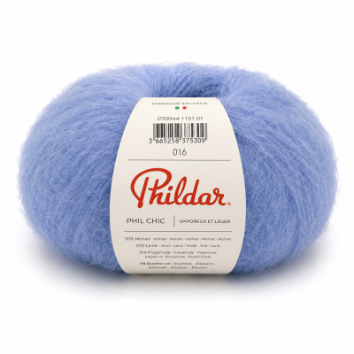 Novelo de lã azul claro com etiqueta branca da marca Phildar.