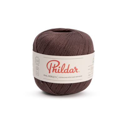 Novelo de fio Phildar Phil Perles 5 castanho escuro com rótulo branco e logótipo vermelho